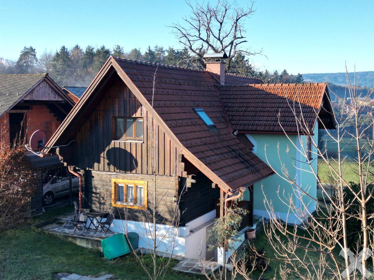 Saniertes Holz-Bauernhaus in erhöhter Lage mit großer Gartenfläche