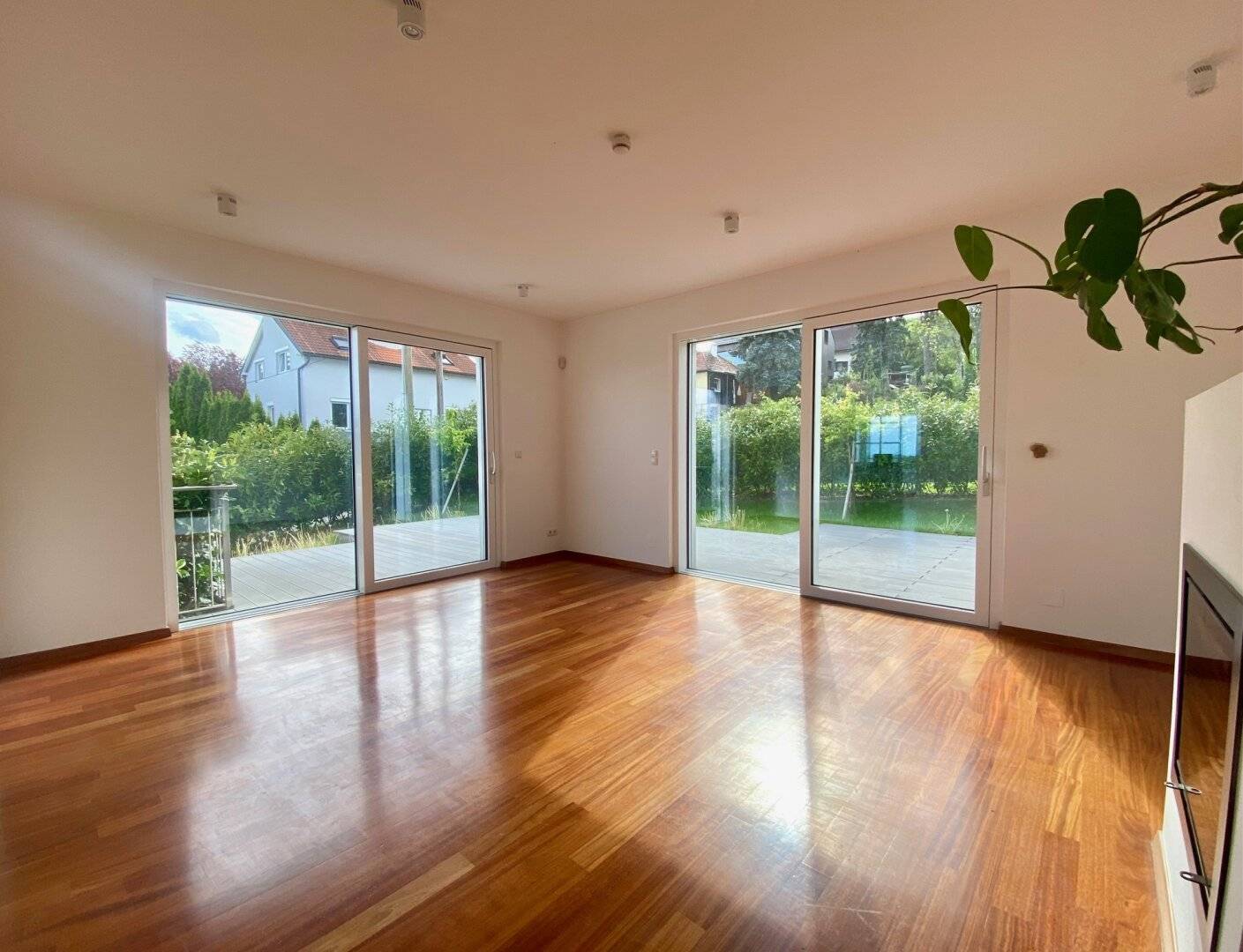 Light-filled detached house on Heuberg with garden and distant view