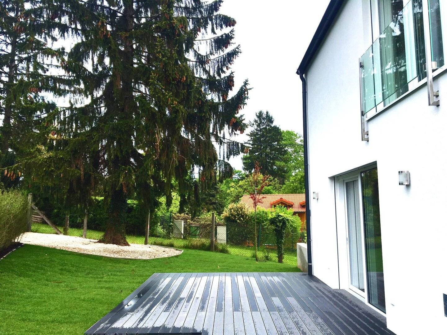 Light-filled detached house on Heuberg with garden and distant view
