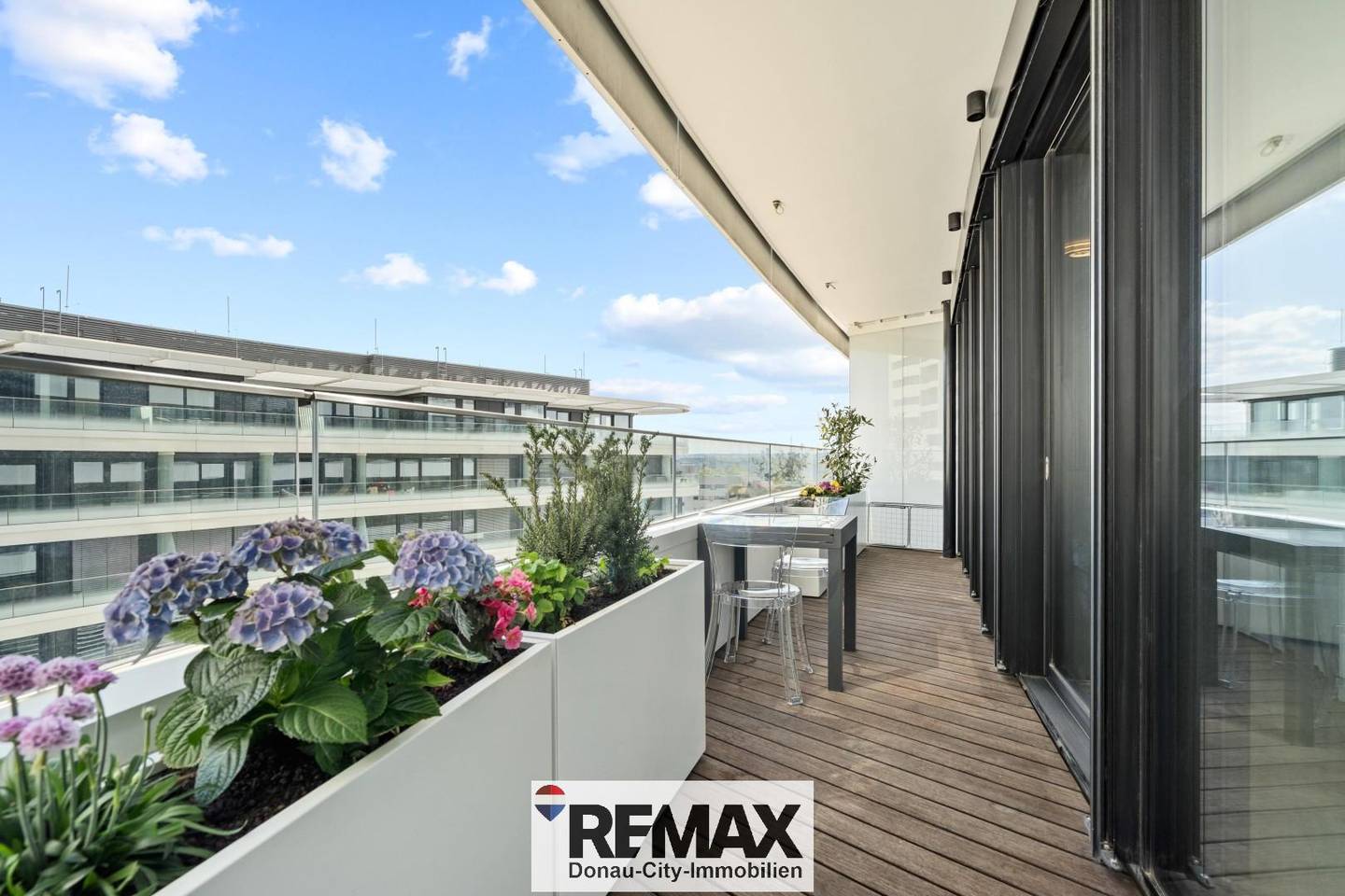 Apartment directly on the Danube with terrace