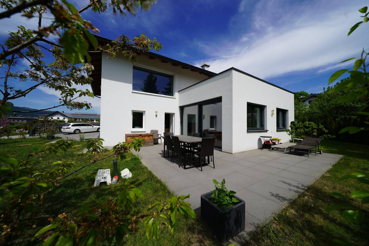 Modernes Einfamilienhaus mit Freiblick