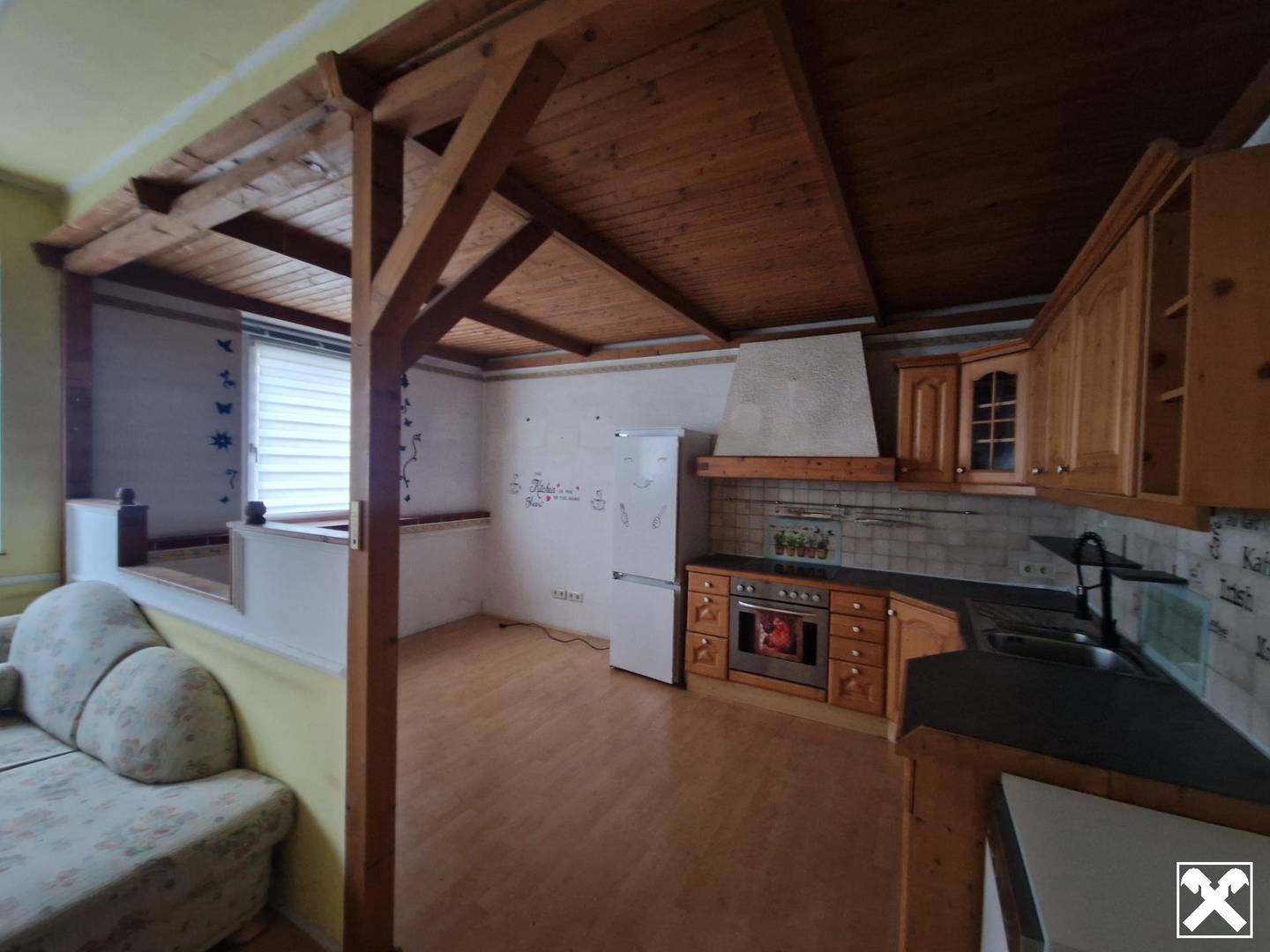 LIEBEVOLLES, SANIERUNGSBEDÜRFTIGES LANDHAUS MIT KLEINEM HOLZSCHUPPEN UND RUHIGEM INNENHOF MIT BESTER INFRASTRUKTUR UND BAHNANBINDUNG