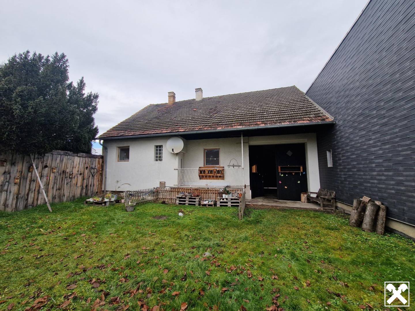LIEBEVOLLES, SANIERUNGSBEDÜRFTIGES LANDHAUS MIT KLEINEM HOLZSCHUPPEN UND RUHIGEM INNENHOF MIT BESTER INFRASTRUKTUR UND BAHNANBINDUNG