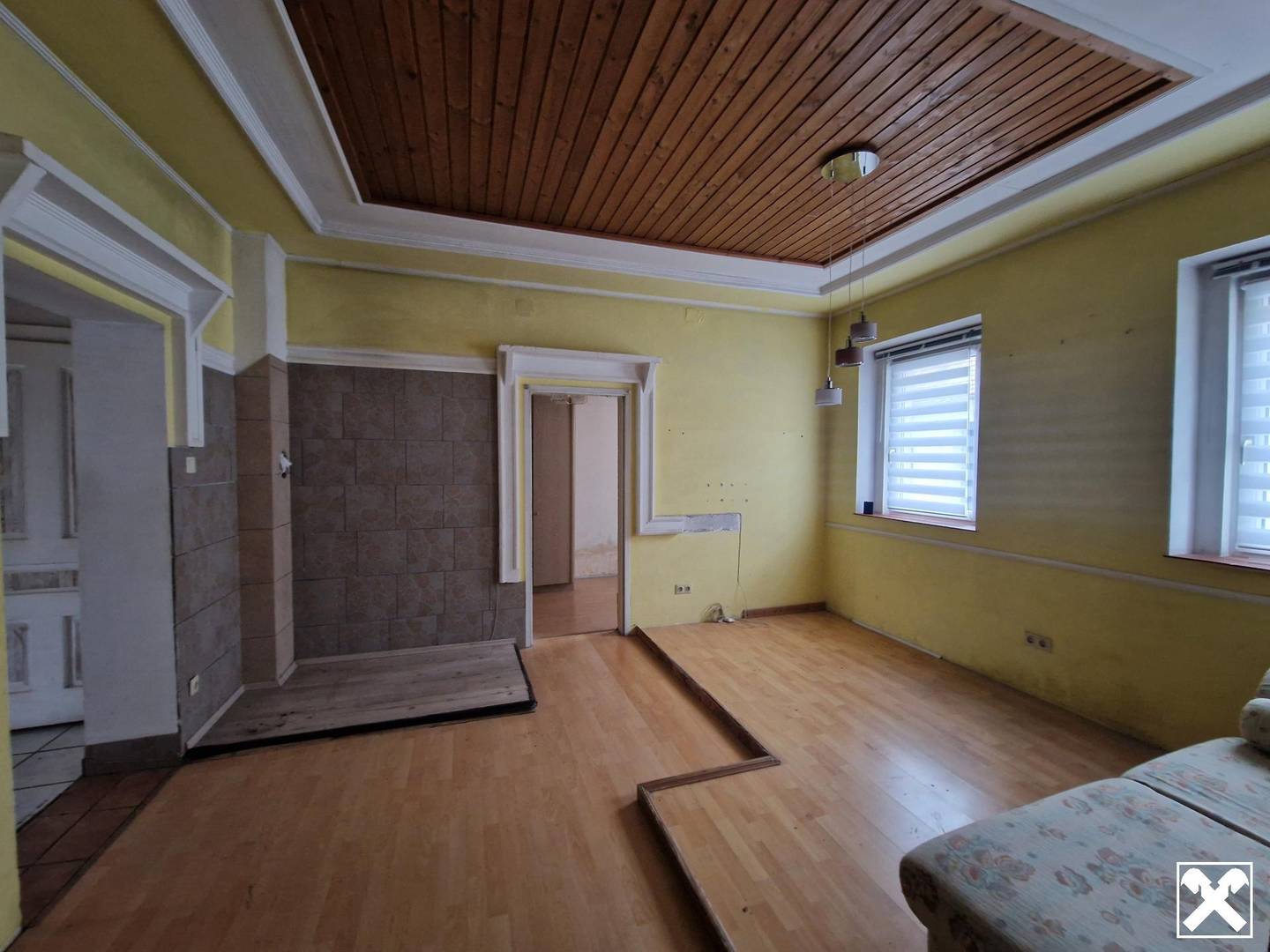 LIEBEVOLLES, SANIERUNGSBEDÜRFTIGES LANDHAUS MIT KLEINEM HOLZSCHUPPEN UND RUHIGEM INNENHOF MIT BESTER INFRASTRUKTUR UND BAHNANBINDUNG