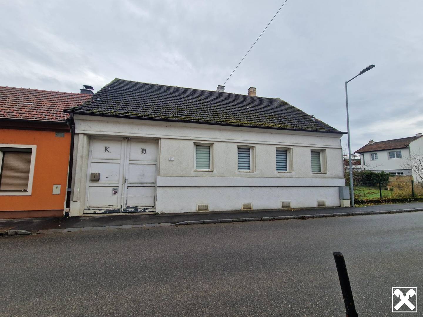 LIEBEVOLLES, SANIERUNGSBEDÜRFTIGES LANDHAUS MIT KLEINEM HOLZSCHUPPEN UND RUHIGEM INNENHOF MIT BESTER INFRASTRUKTUR UND BAHNANBINDUNG