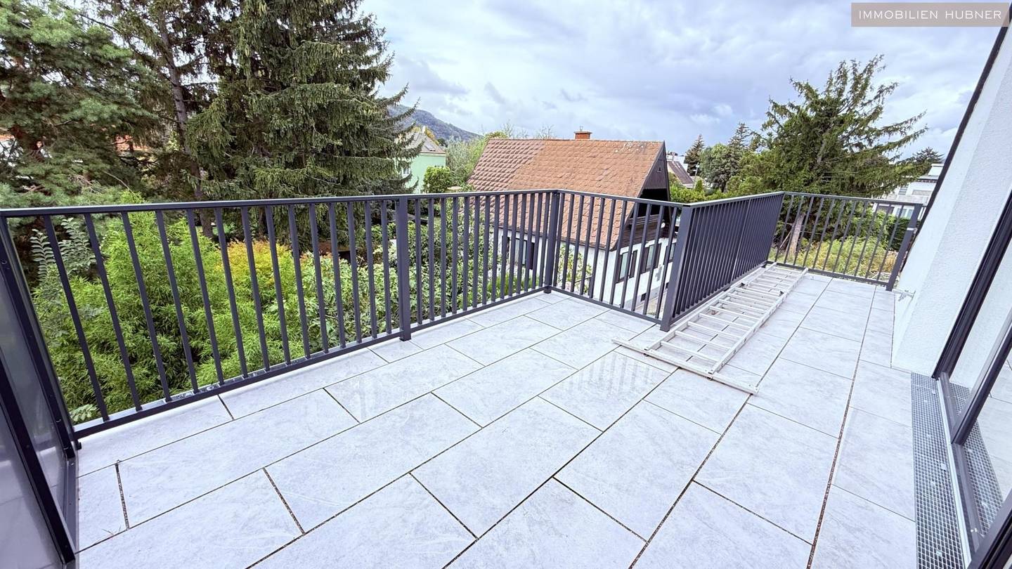 Top floor apartment newly built with two terraces and excellent public transport connections