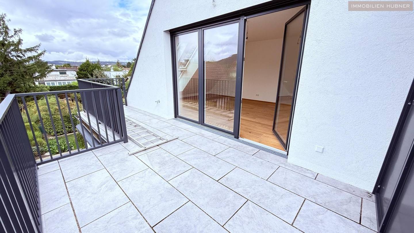 Top floor apartment newly built with two terraces and excellent public transport connections