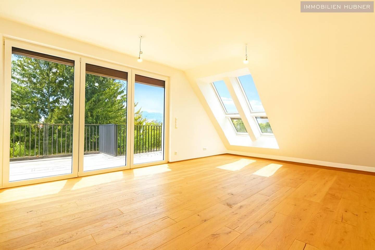 Top floor apartment newly built with two terraces and excellent public transport connections