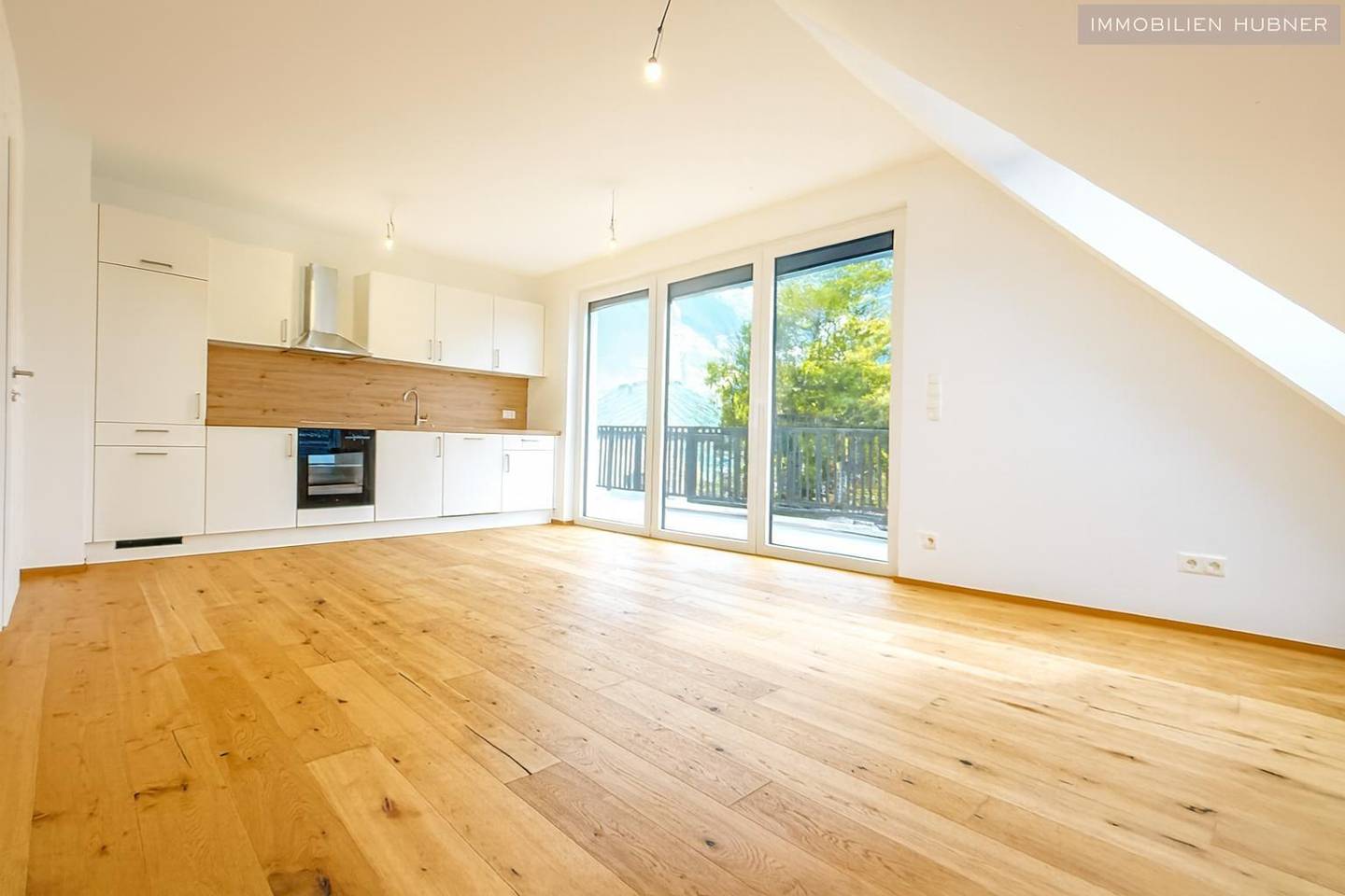 Top floor apartment newly built with two terraces and excellent public transport connections