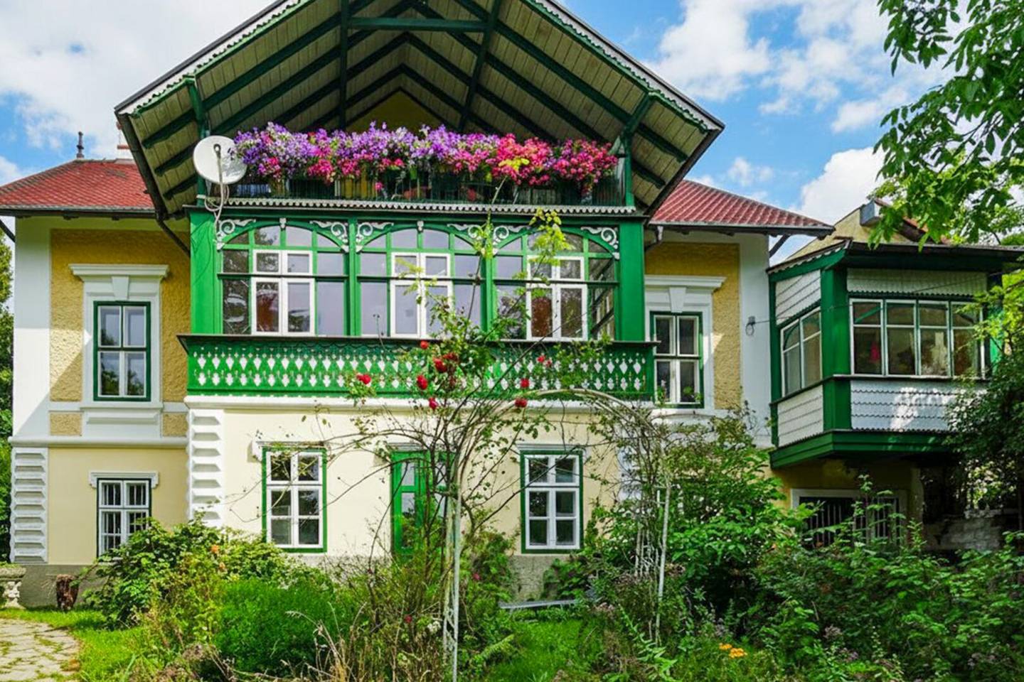 Apartment in a century villa with large garden