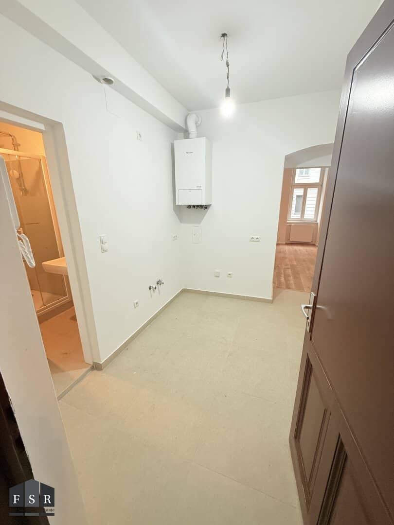 Renovated, bright 2-room apartment near Siebenbrunnenplatz