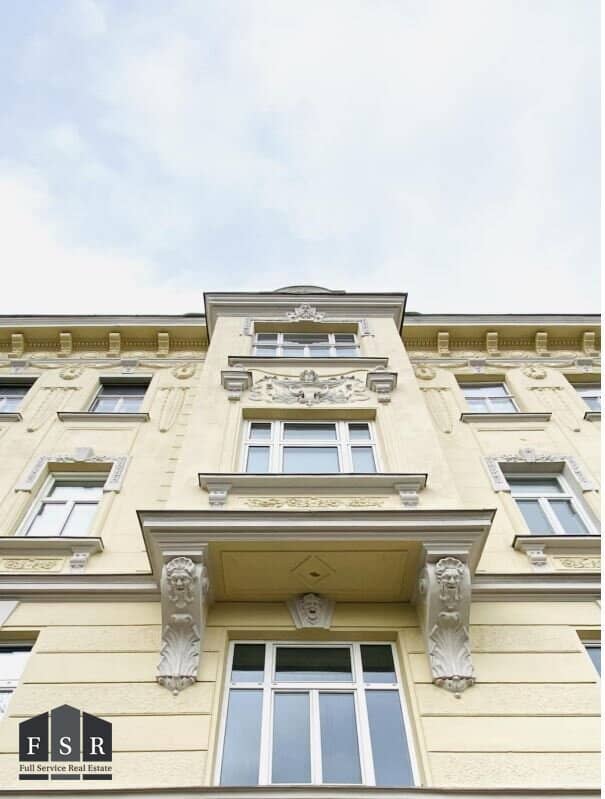 Brightly lit old building apartment with 4 rooms with loggia directly beside U4 station including a quiet communal garden