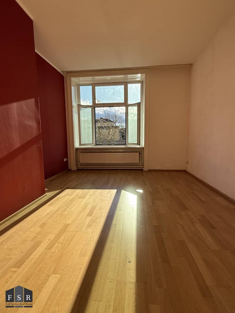 Brightly lit old building apartment with 4 rooms with loggia directly beside U4 station including a quiet communal garden