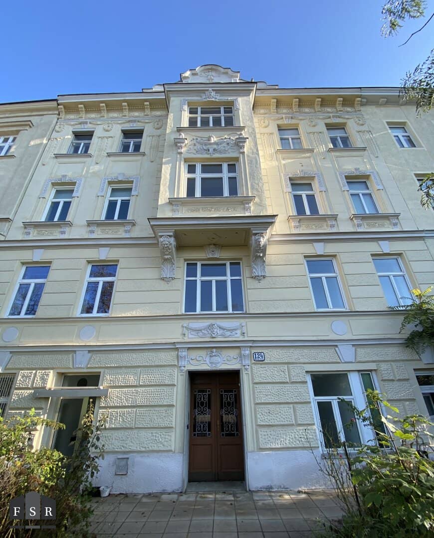 Brightly lit old building apartment with 4 rooms with loggia directly beside U4 station including a quiet communal garden