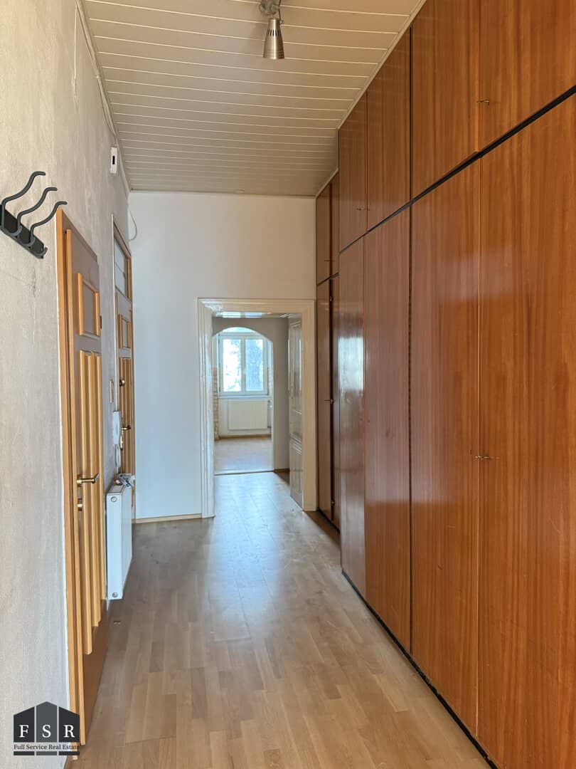 Brightly lit old building apartment with 4 rooms with loggia directly beside U4 station including a quiet communal garden