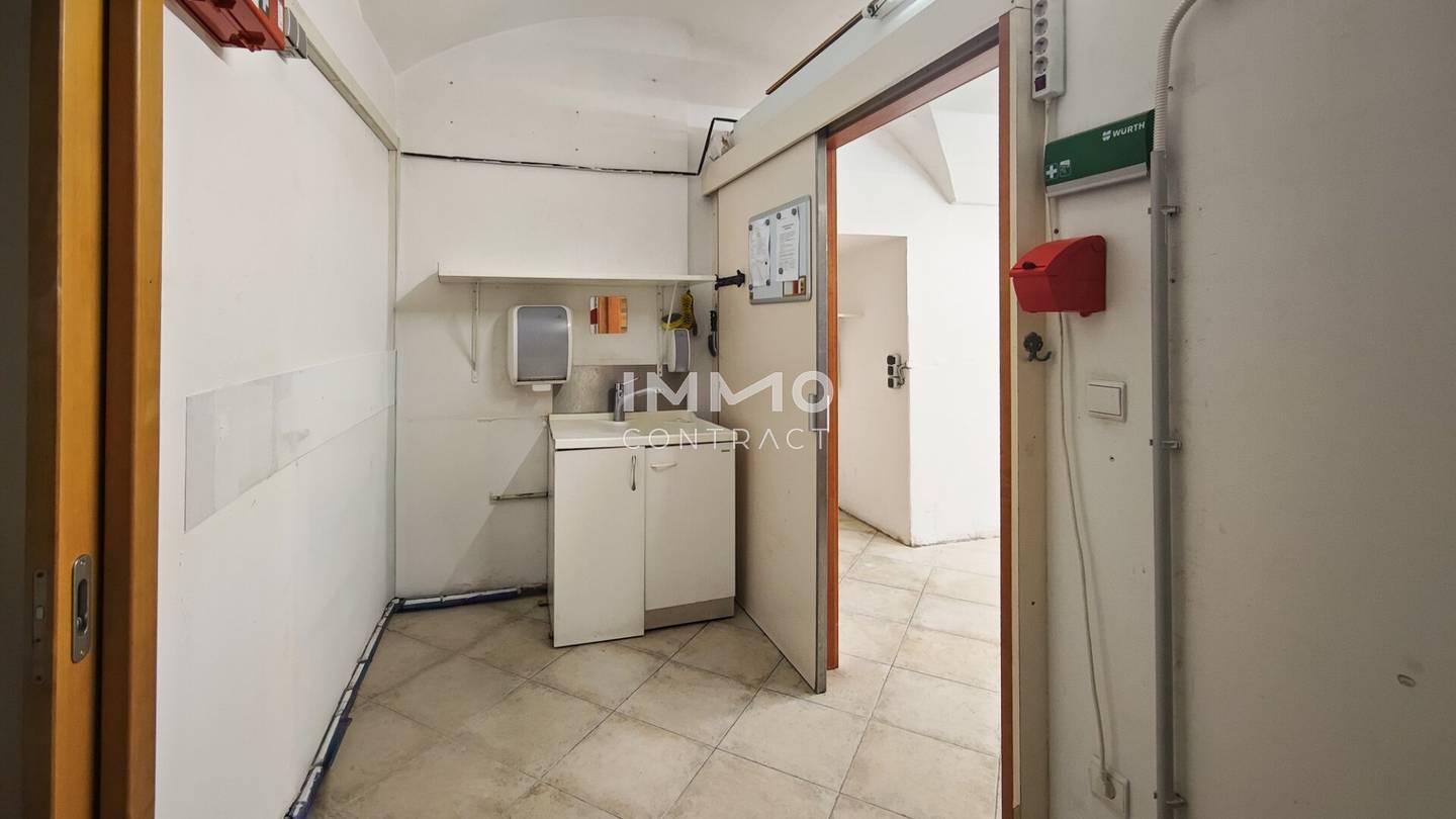 Charming vaulted tavern in German title? No, keep exact translation needed? I will provide faithful translation as required by prompt to avoid adding information.