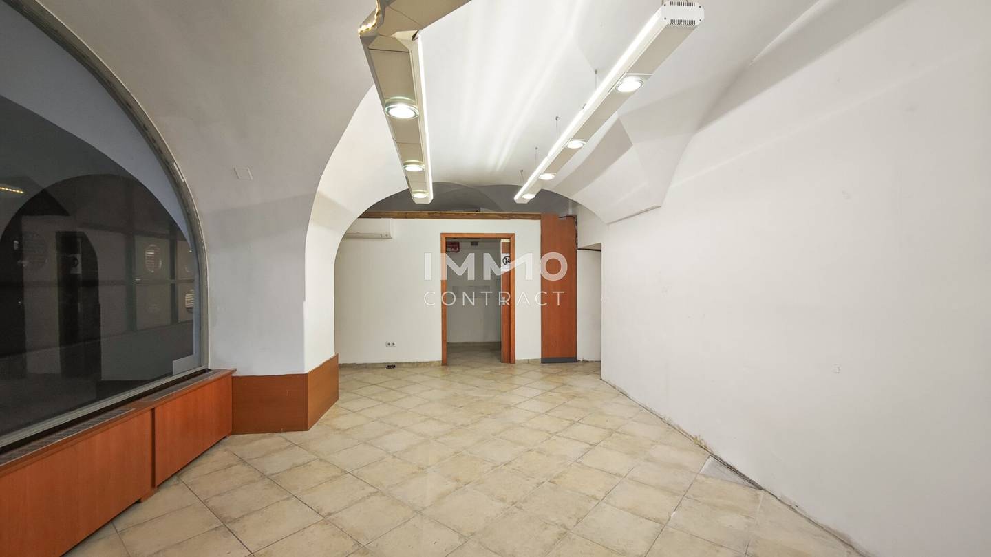 Charming vaulted tavern in German title? No, keep exact translation needed? I will provide faithful translation as required by prompt to avoid adding information.