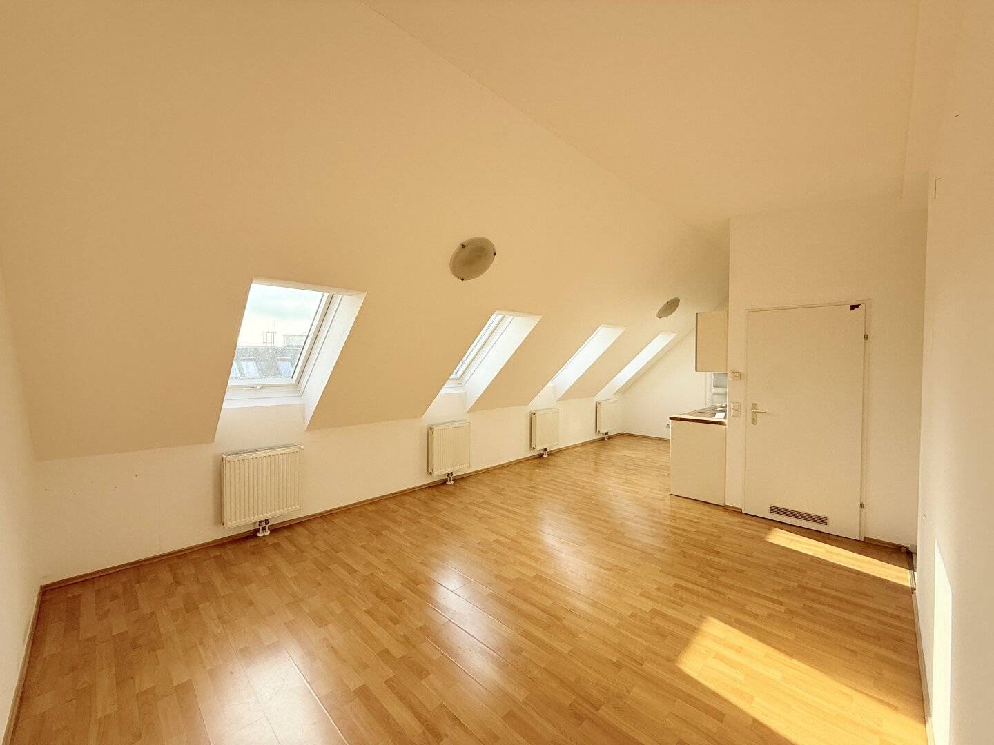2-Zimmer Dachgeschosswohnung in Wien 15. Rudolfsheim-Fünfhaus, Lift