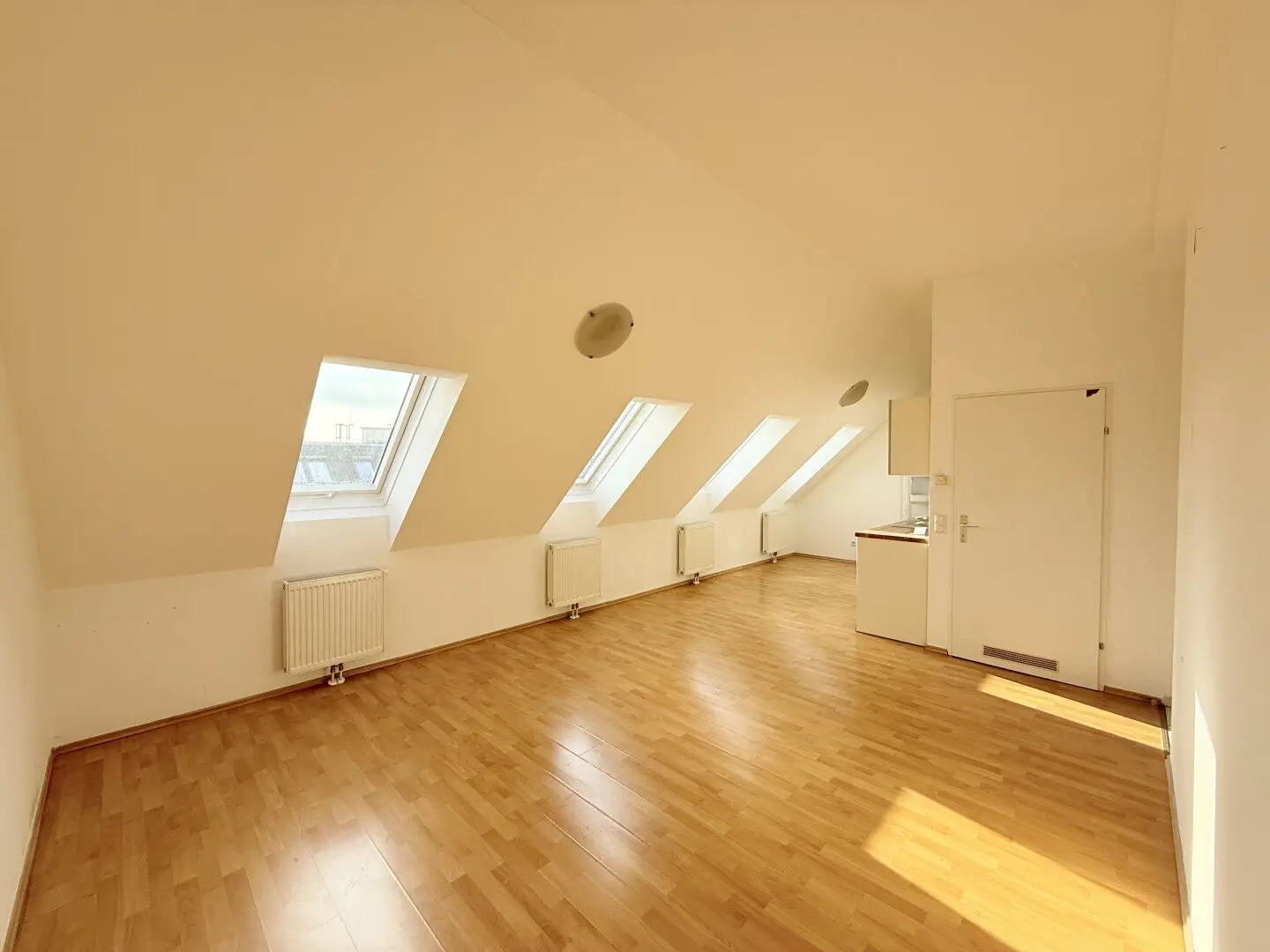 Gepflegt, durchdacht, perfekt angebunden: 2-Zimmer Dachgeschosswohnung zum Verlieben. Inklusive eingebauter Klima!
