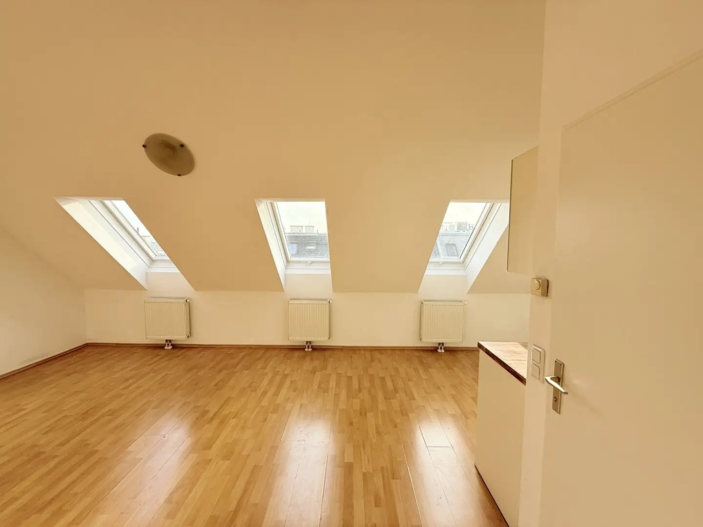Gepflegt, durchdacht, perfekt angebunden: 2-Zimmer Dachgeschosswohnung zum Verlieben. Inklusive eingebauter Klima!