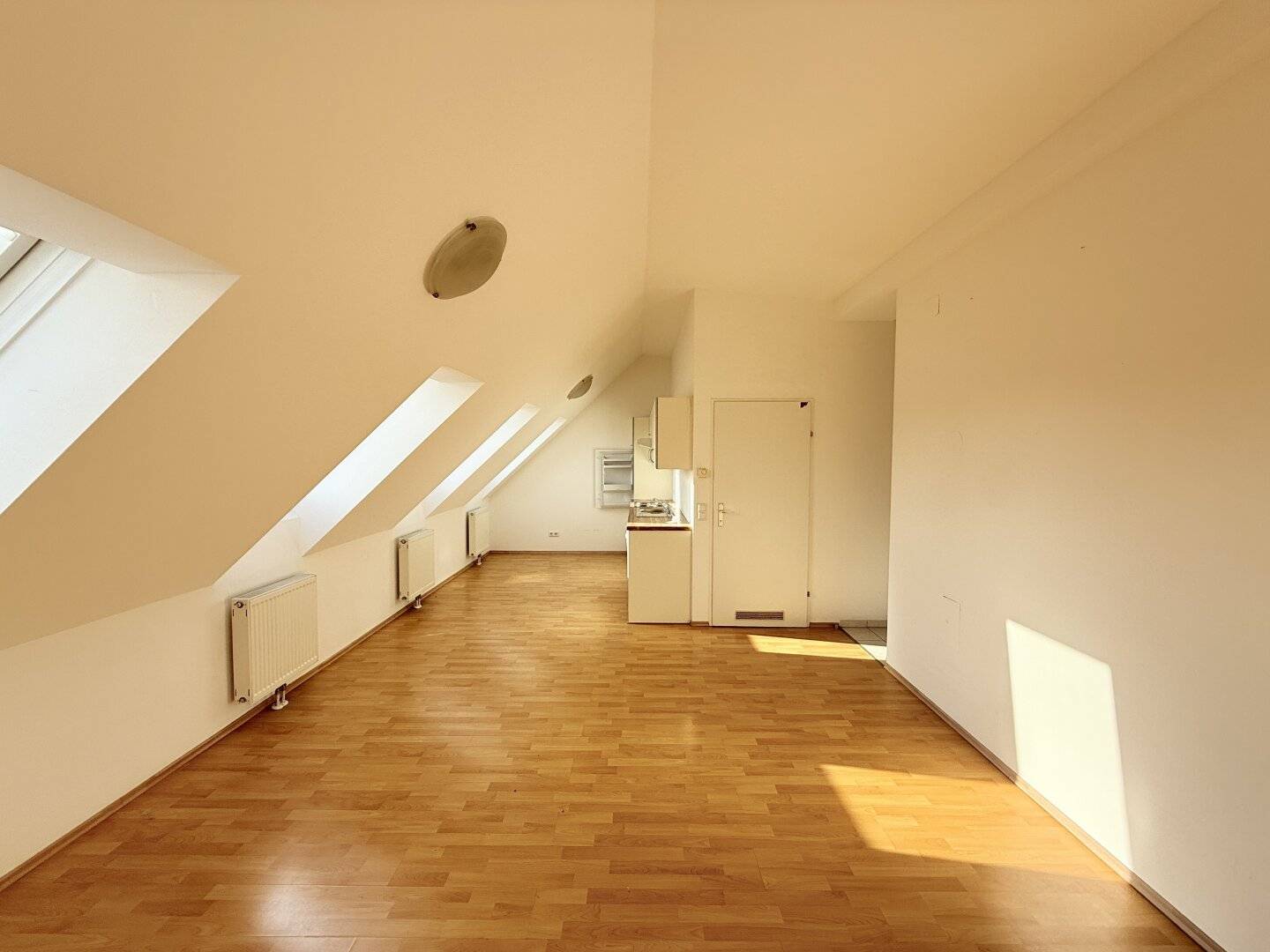 2-Zimmer Dachgeschosswohnung in Wien 15. Rudolfsheim-Fünfhaus, Lift