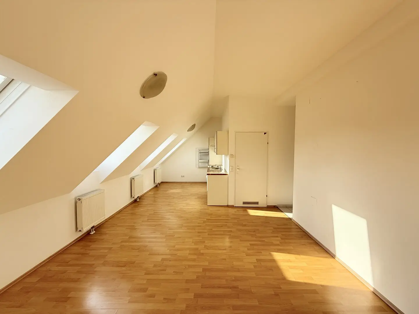 Gepflegt, durchdacht, perfekt angebunden: 2-Zimmer Dachgeschosswohnung zum Verlieben. Inklusive eingebauter Klima!