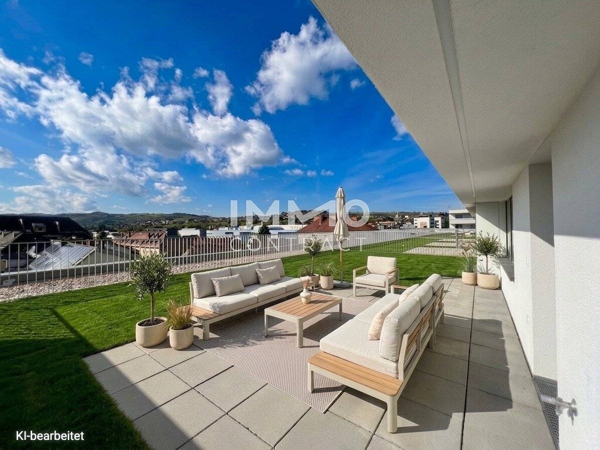 Top floor apartment with panoramic terrace and garden