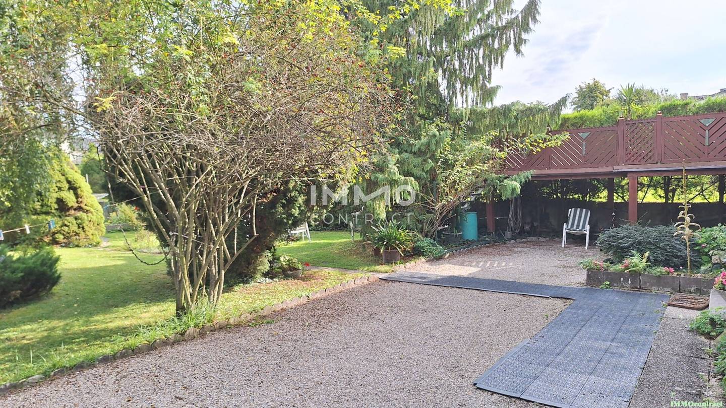 Spacious multi family house with large garden, as well as former small shop premises next to the station
