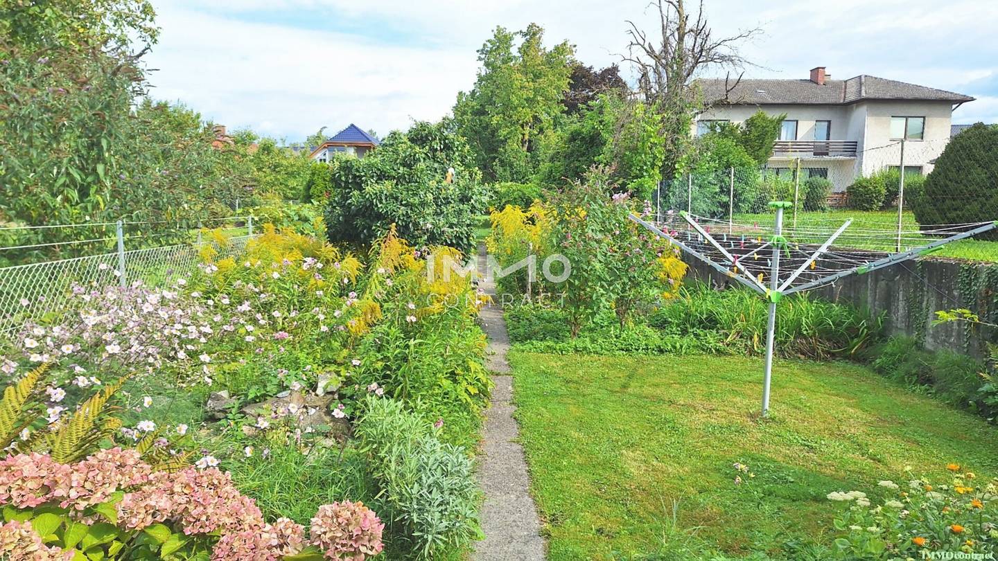 Spacious multi family house with large garden, as well as former small shop premises next to the station