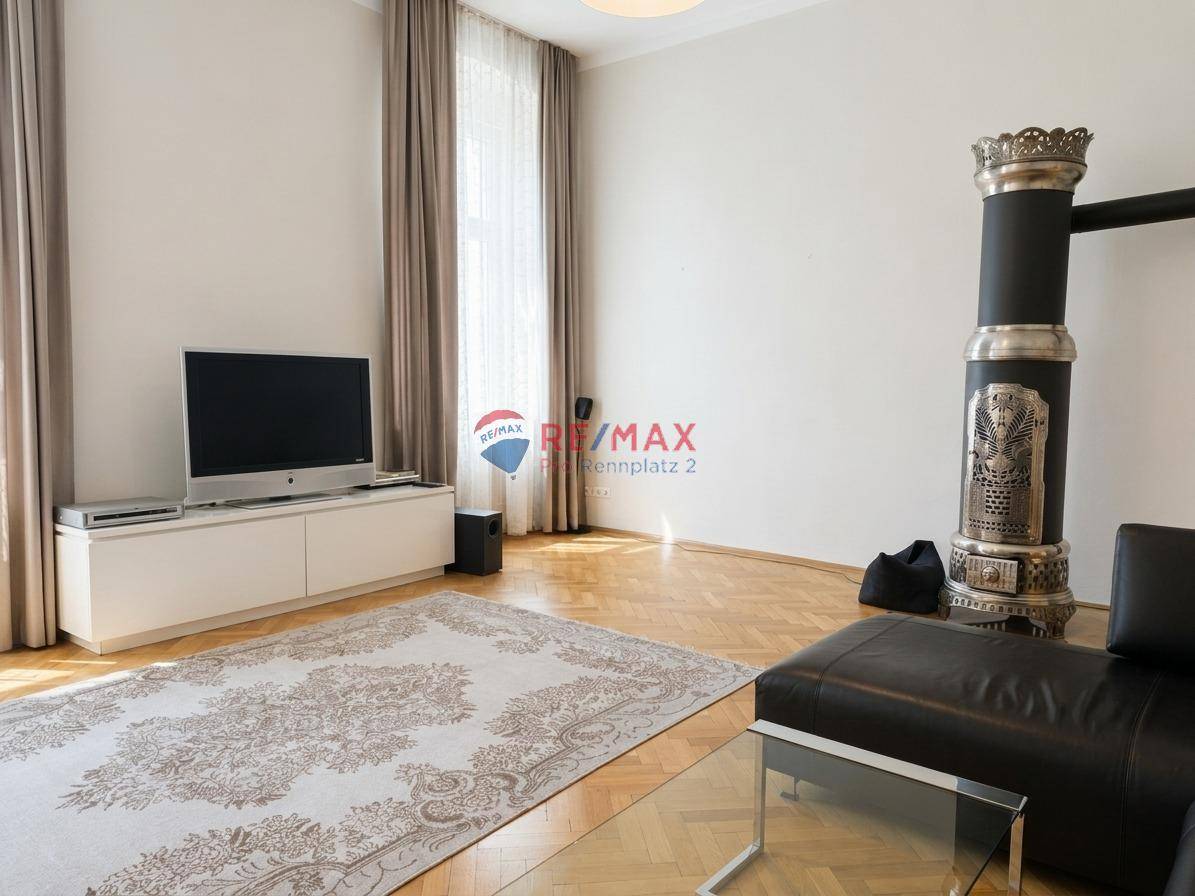 Old building apartment with high ceilings and two terraces