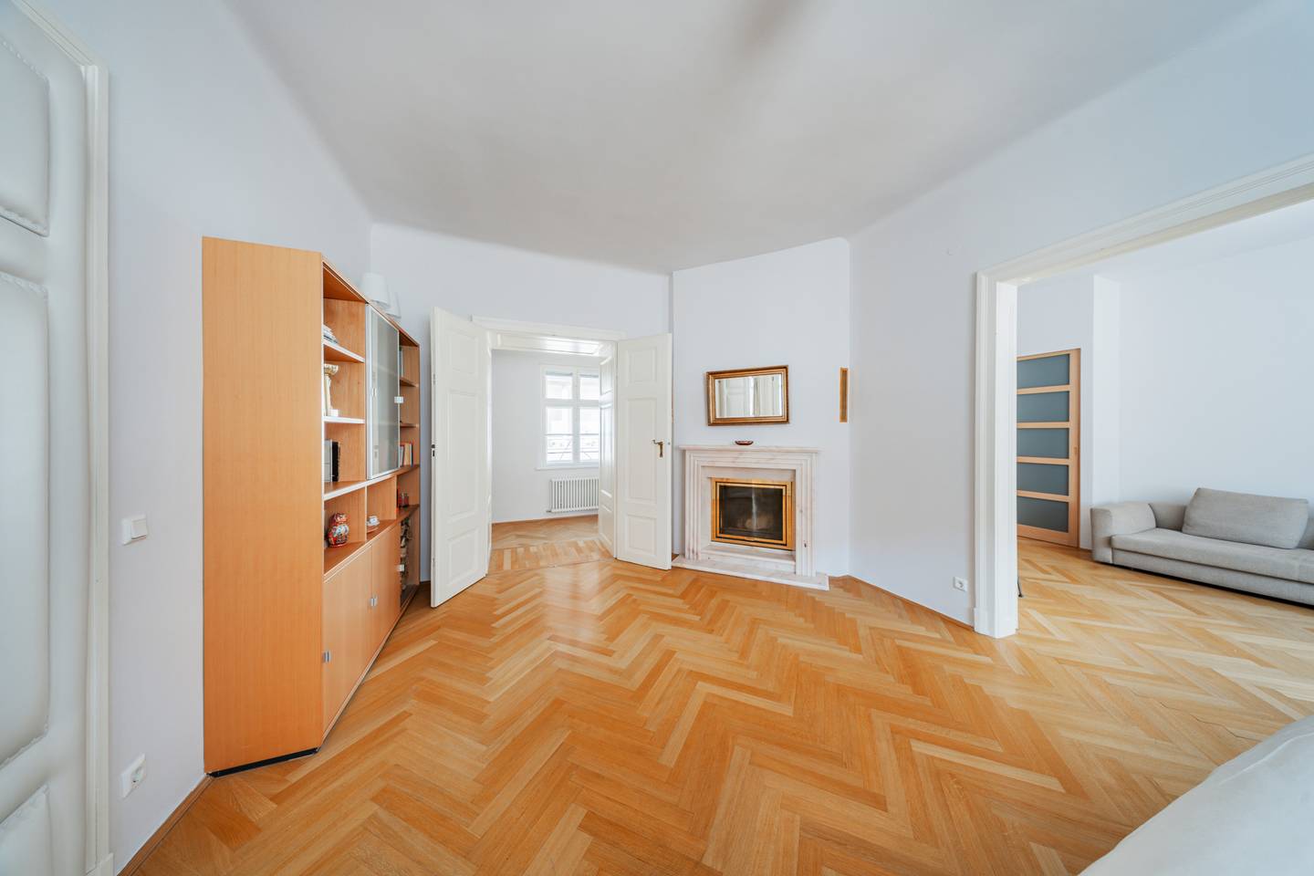 Altbauwohnung mit hohen Decken Marmorkamin