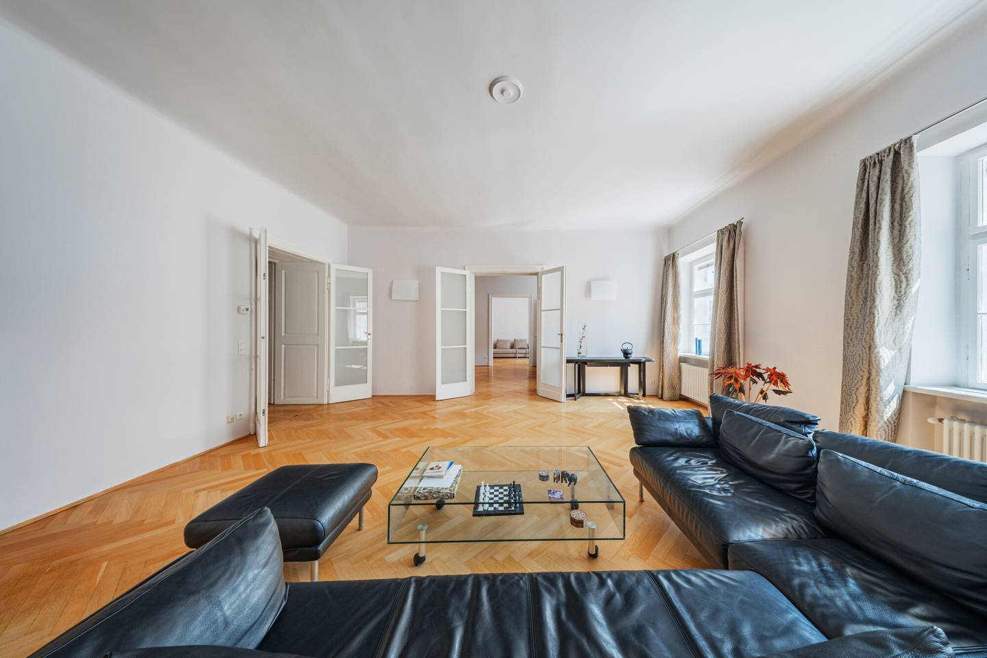Altbauwohnung mit hohen Decken Marmorkamin
