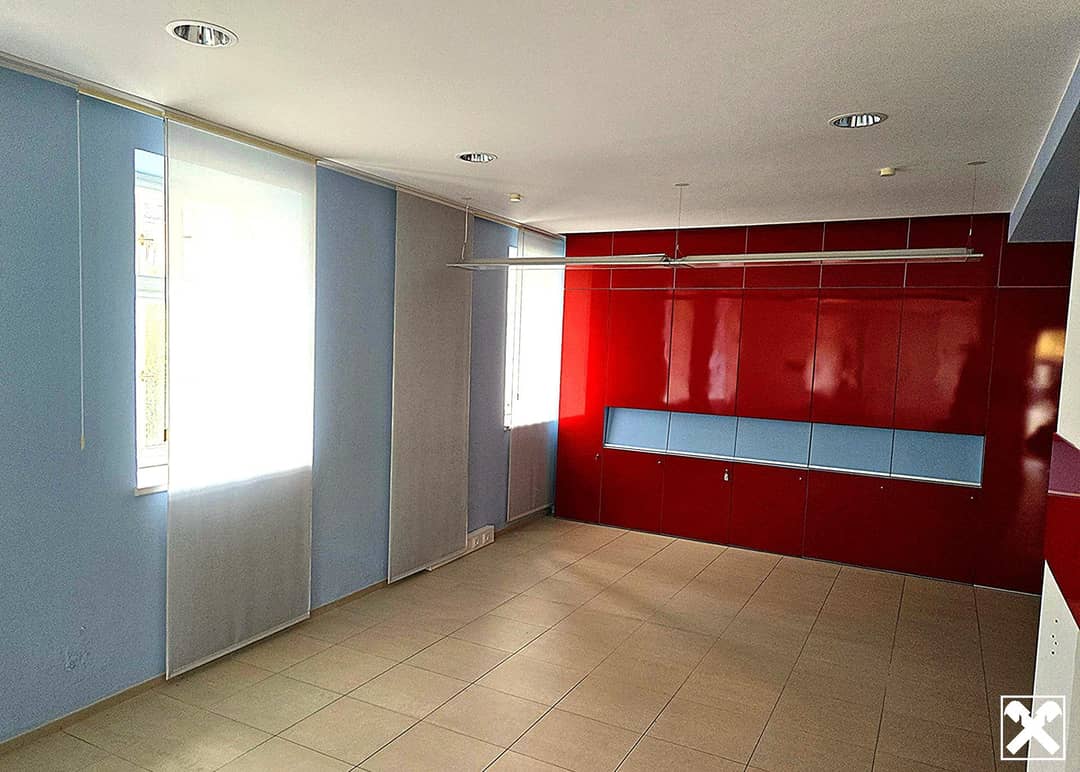 Kundenservice-Desk mit verbauten Wandschrank