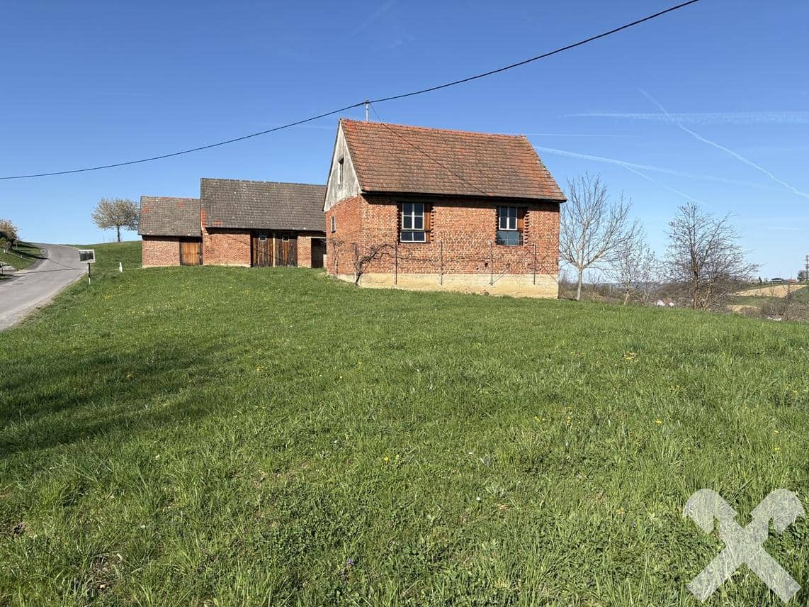 Landwirtschaftliches Anwesen in Kuppenlage nahe Bad Loipersdorf mit Aussicht