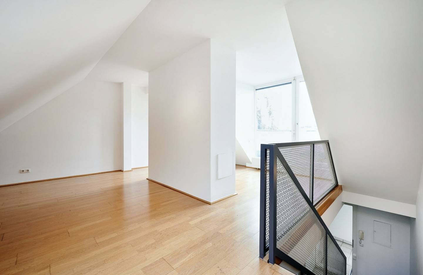 Dachgeschosswohnung mit großer Terrasse in ruhiger Lage