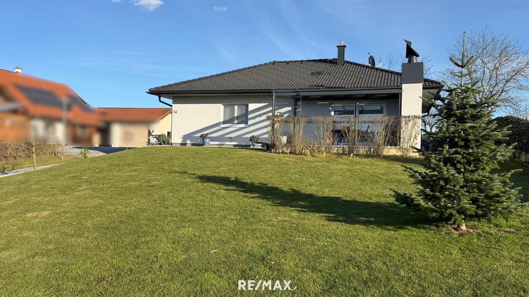 Bezugsfertiger, moderner Bungalow mit Burgblick