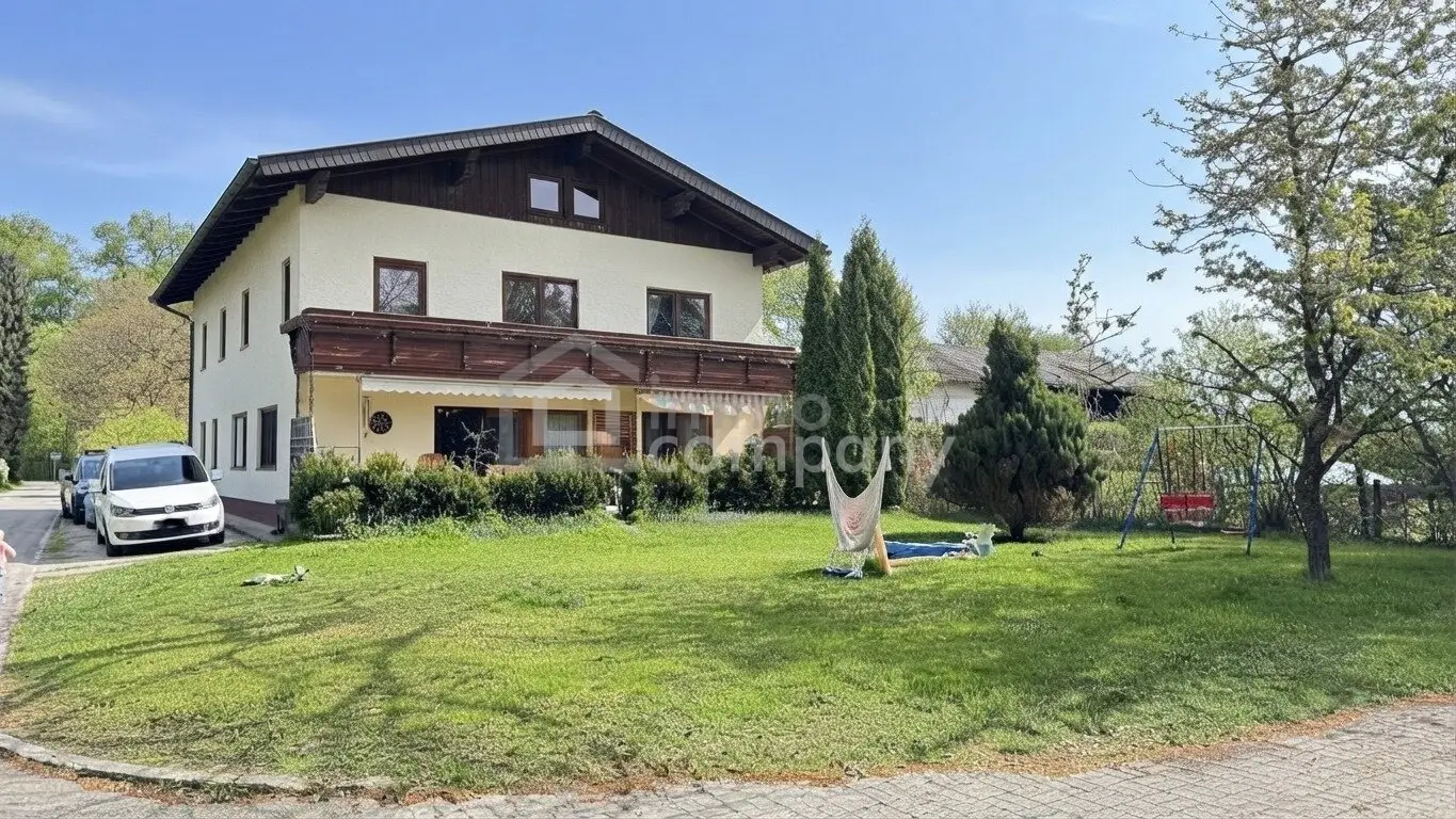 Residential building and workshop (currently a carpentry) with a large plot in Vöcklabruck Dürnau ideal for business succession vs