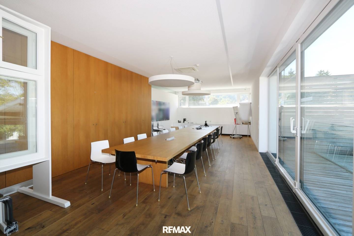 Flexible exhibition, storage and production spaces in Thalheim bei Wels