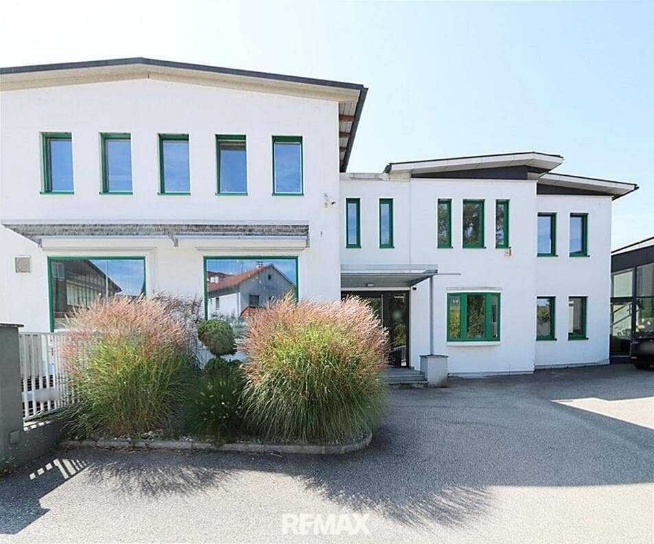 Flexible exhibition, storage and production spaces in Thalheim bei Wels