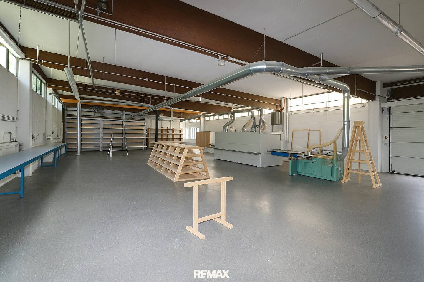 Flexible exhibition, storage and production spaces in Thalheim bei Wels