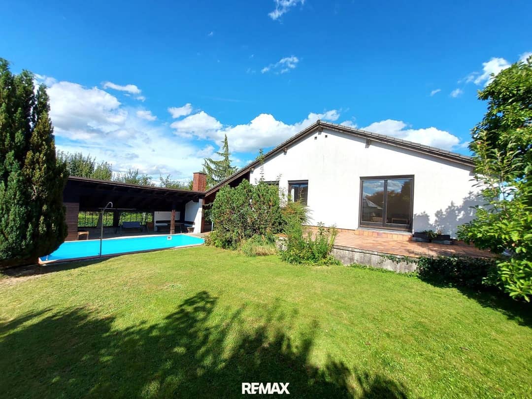 Architektenhaus aus den 70ern in Ried im Innkreis mit Pool und Garten