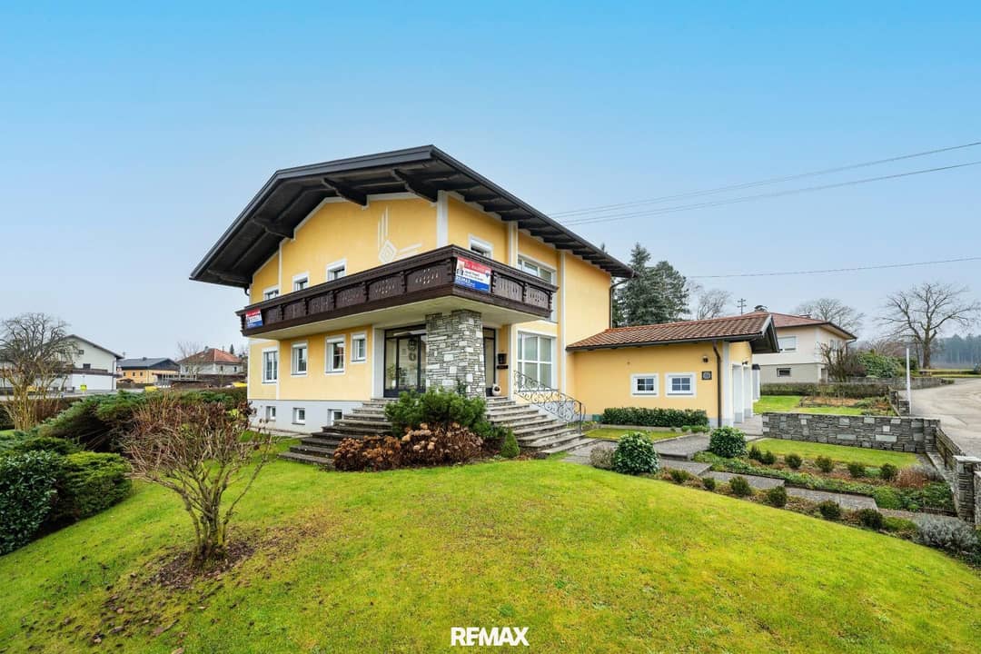 Stilvolles Ein- Zweifamilienhaus mit Doppelgarage und großen Garten