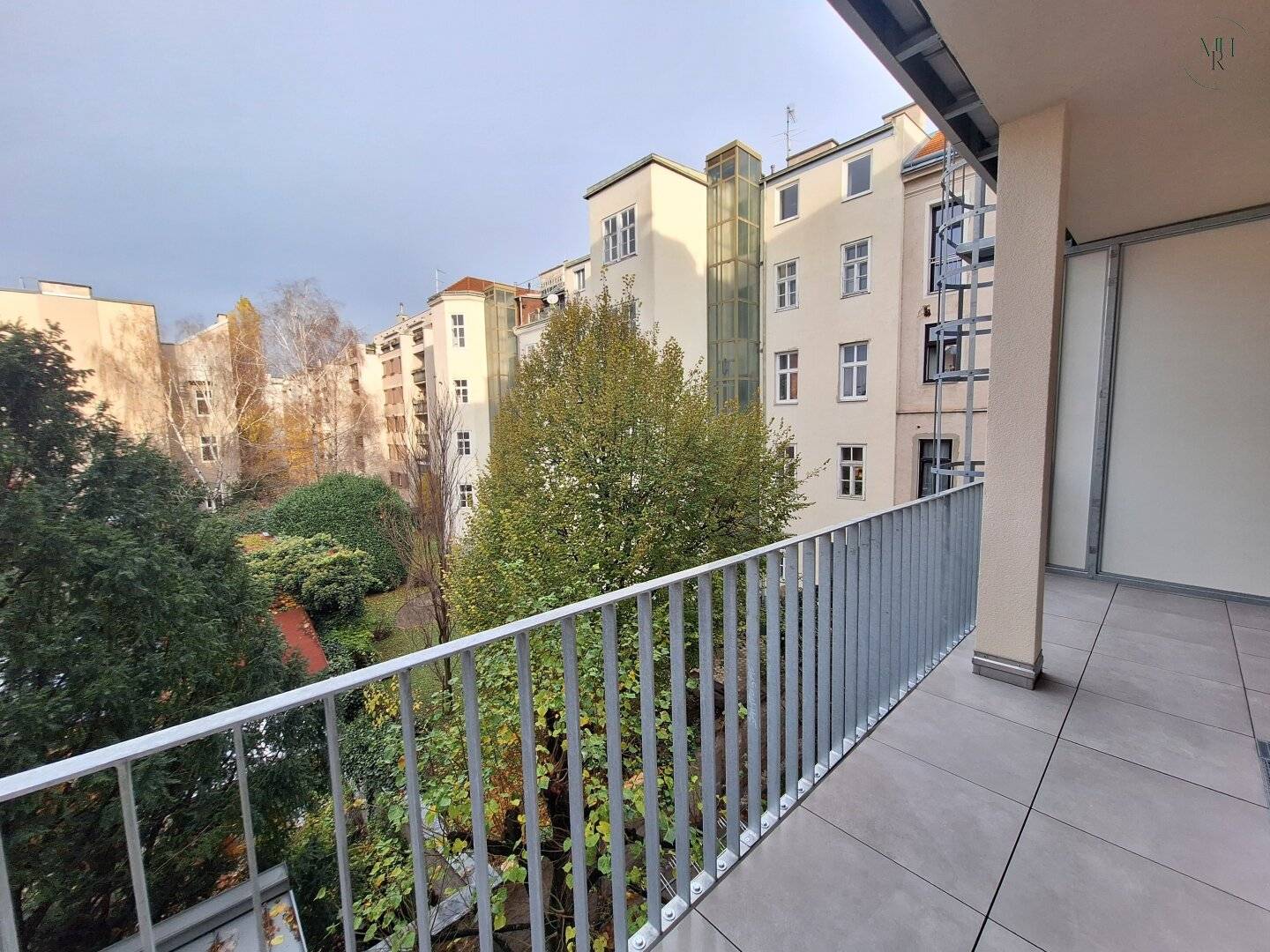 Apartment with inner courtyard balcony near U3 green view