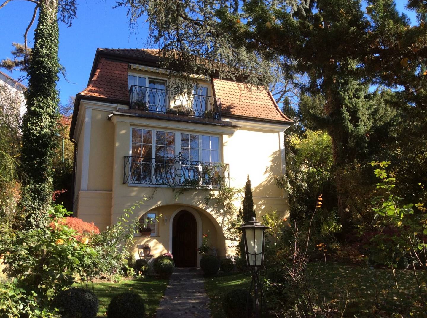 Charming single family home with garden and terrace in a quiet location