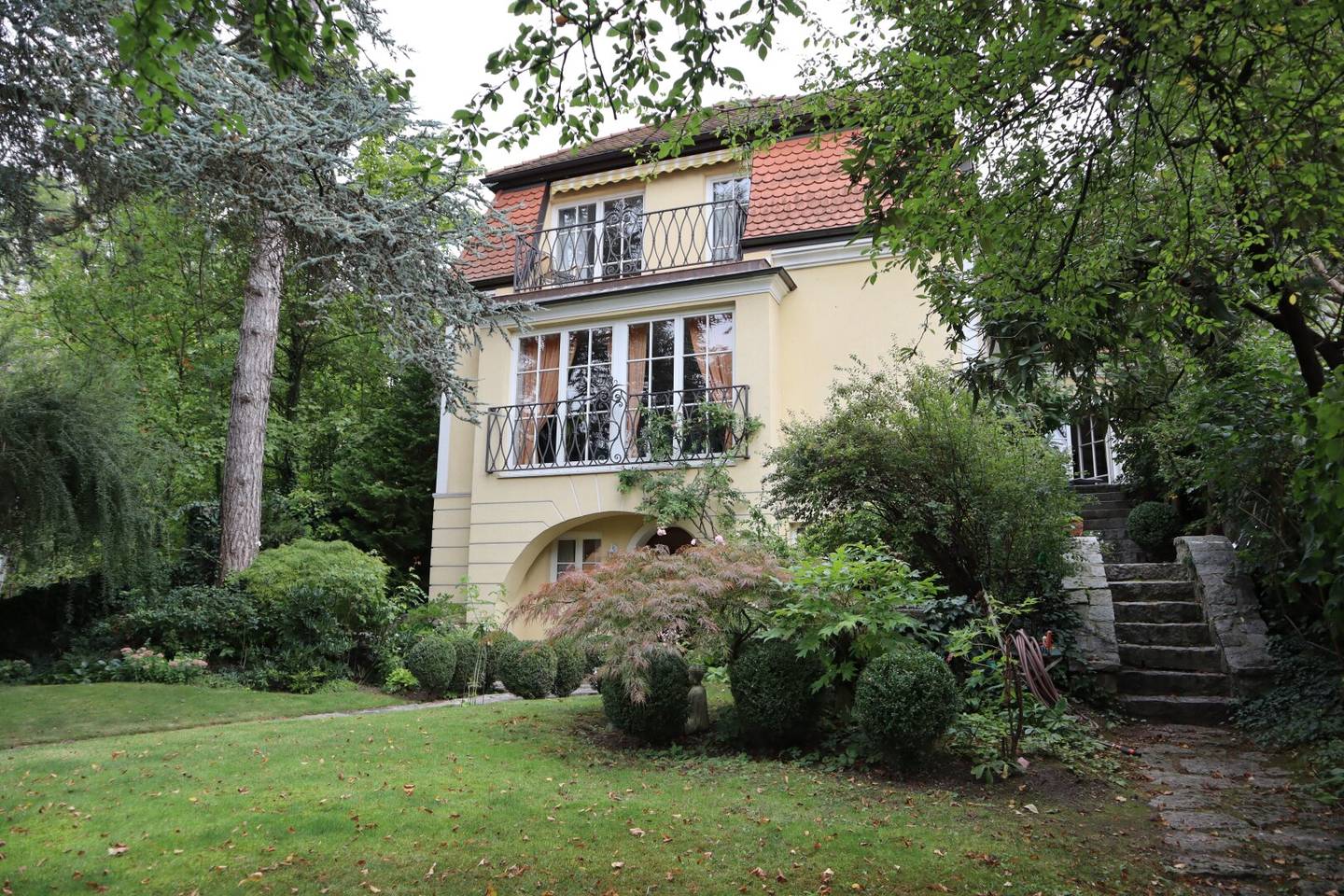 Charming single family home with garden and terrace in a quiet location