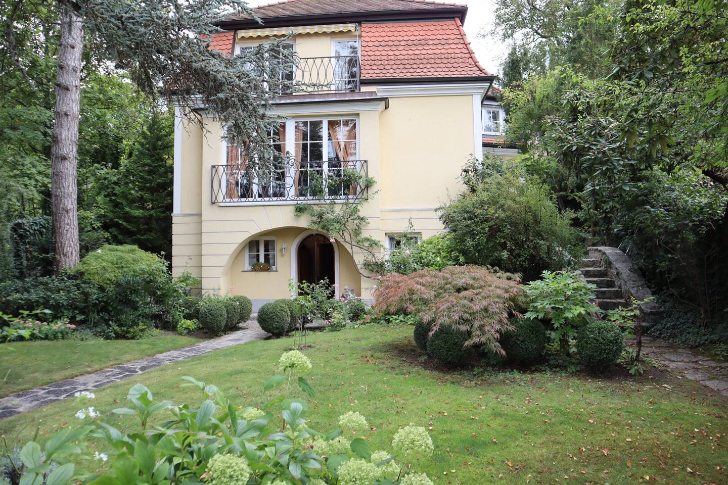 Charming single family home with garden and terrace in a quiet location
