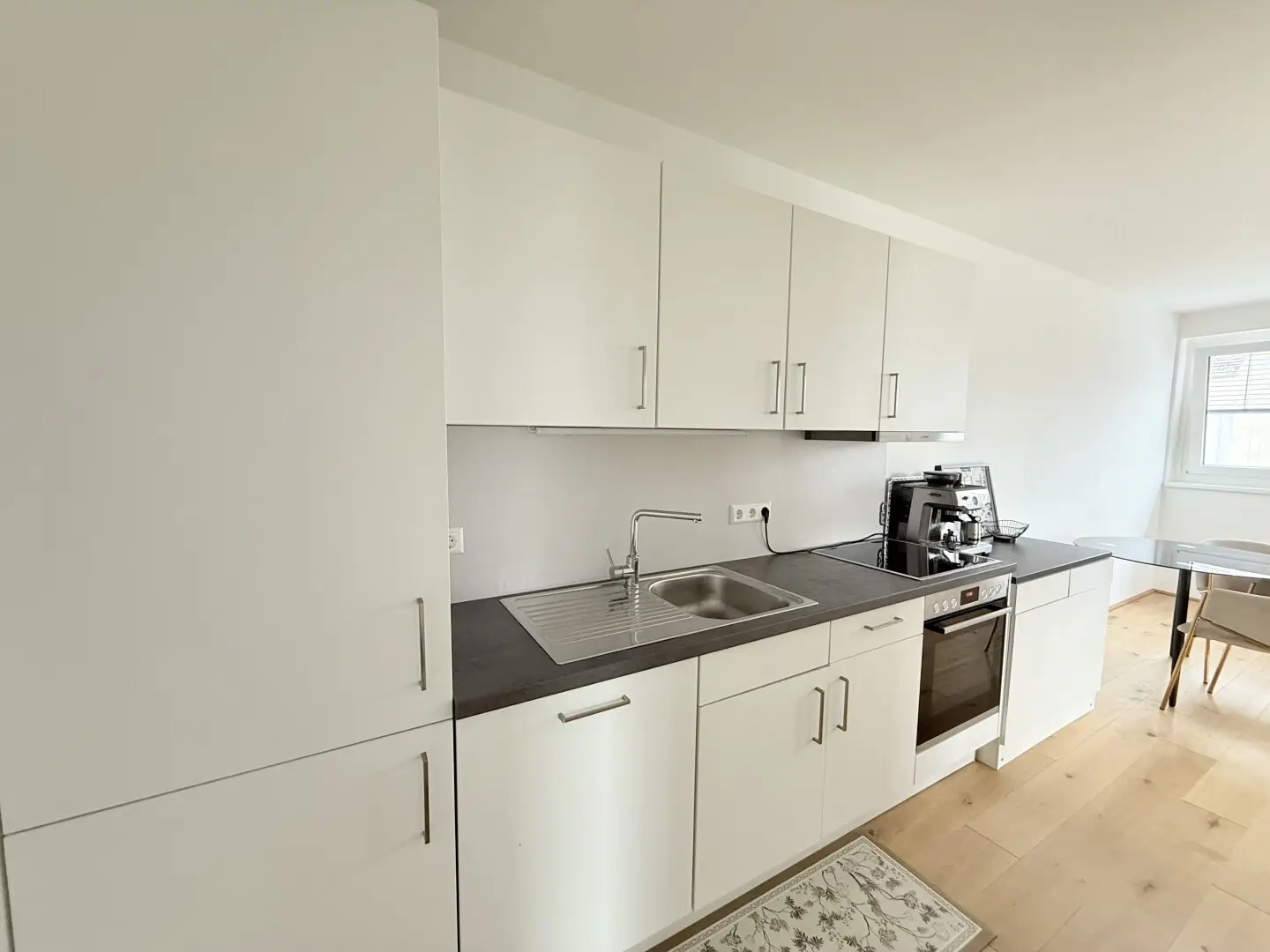 gut geschnittene 2-Zimmer Wohnung in Traumlage mit en—suite Badezimmer!