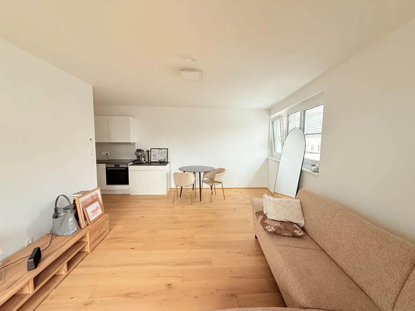 gut geschnittene 2-Zimmer Wohnung in Traumlage mit en—suite Badezimmer!