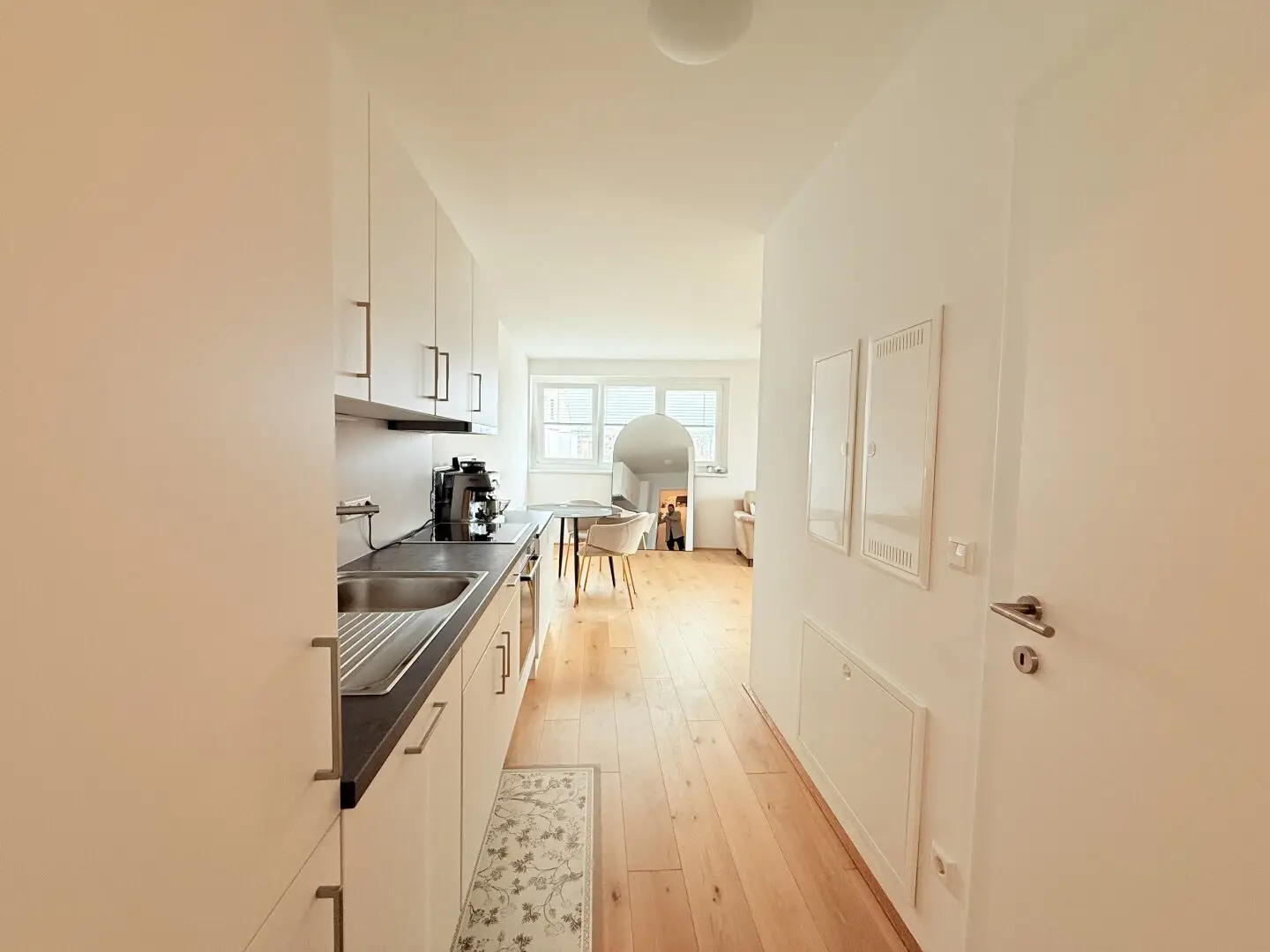 gut geschnittene 2-Zimmer Wohnung in Traumlage mit en—suite Badezimmer!