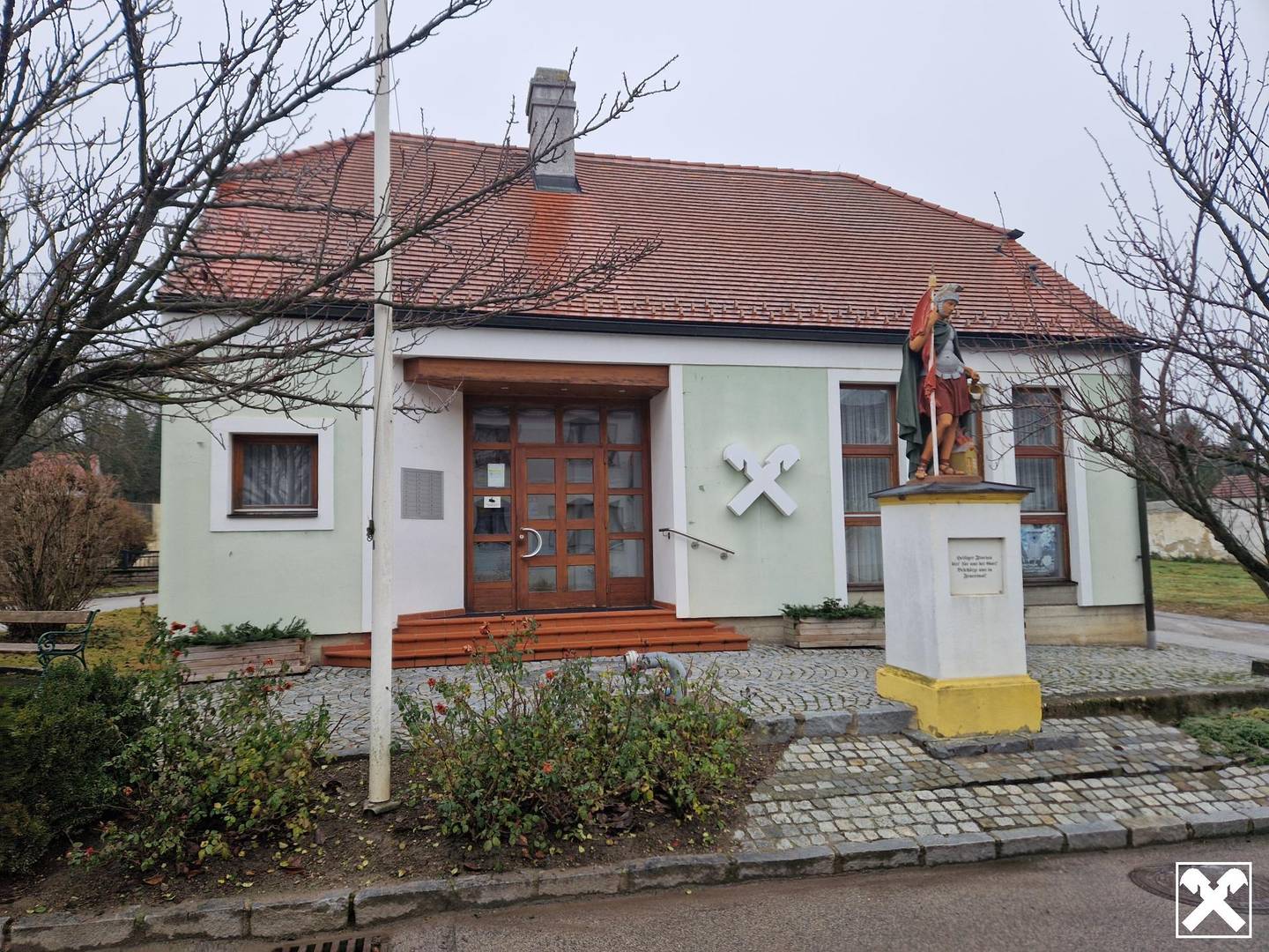 GELEGENHEIT: EHEMALIGE FILIALE DER RAIFFEISENBANK SAMT AUSGEBAUTEM DACHGESCHOSS IN RUPPERSTHAL SUCHT EINEN NEUEN EIGENTÜMER